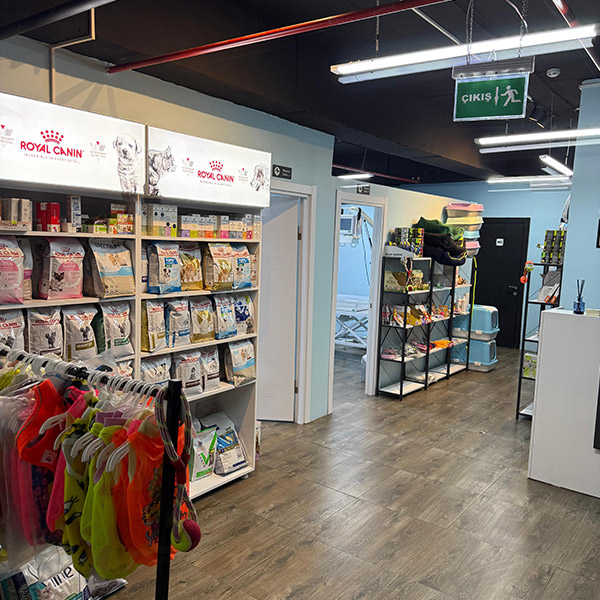 Esenyurt Vetlion Veteriner Kliniği'nde yer alan petshop rafları ve evcil hayvan ürünleri